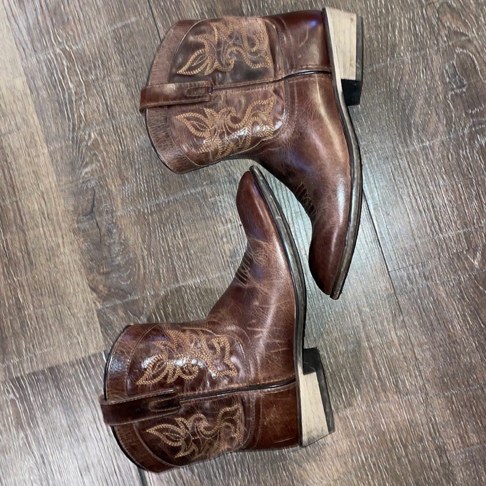 Dingo size 8 boots